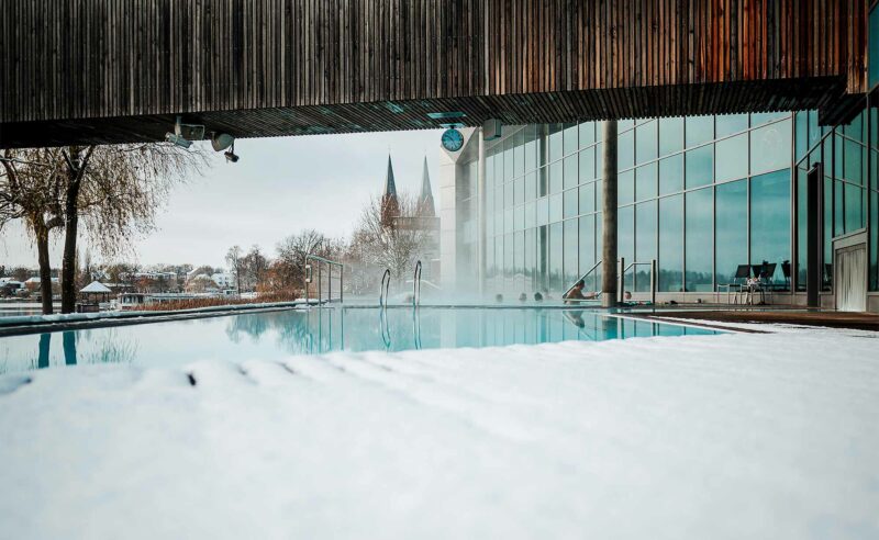 Die Außenpools der Fontane Therme des Resort Mark Brandenburg