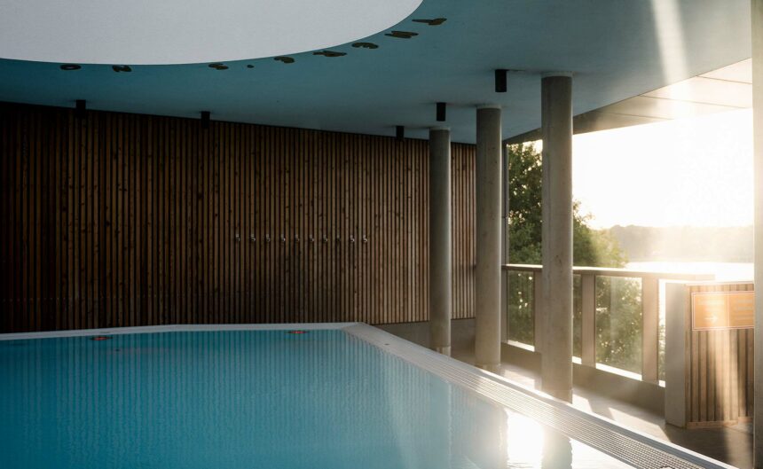 Rundes Oberlicht über dem Schwimmbecken der Fontane Therme im Resort Mark Brandenburg