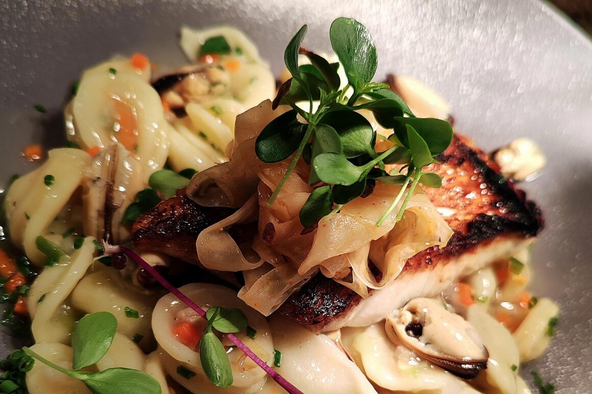 Gebratenes Fischfilet mit Pilzen, Gnocchi und Microgreens im Restaurant Seewirtschaft