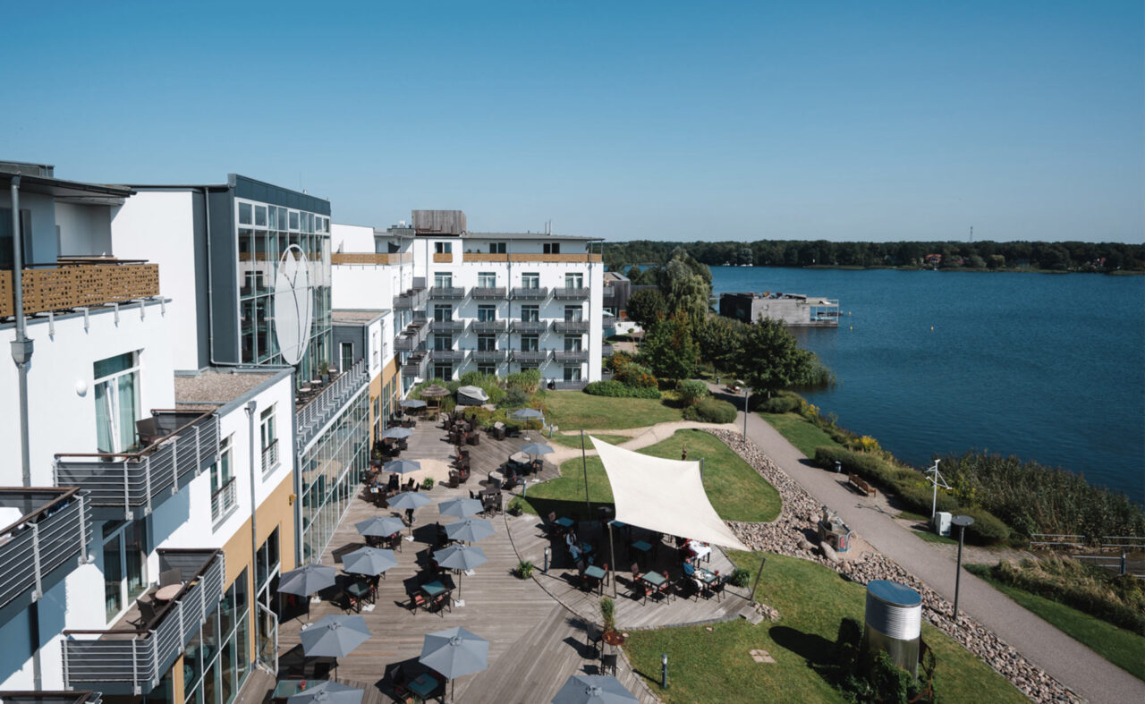 Das Resort Mark Brandenburg am Ruppiner See im Sonnenschein.