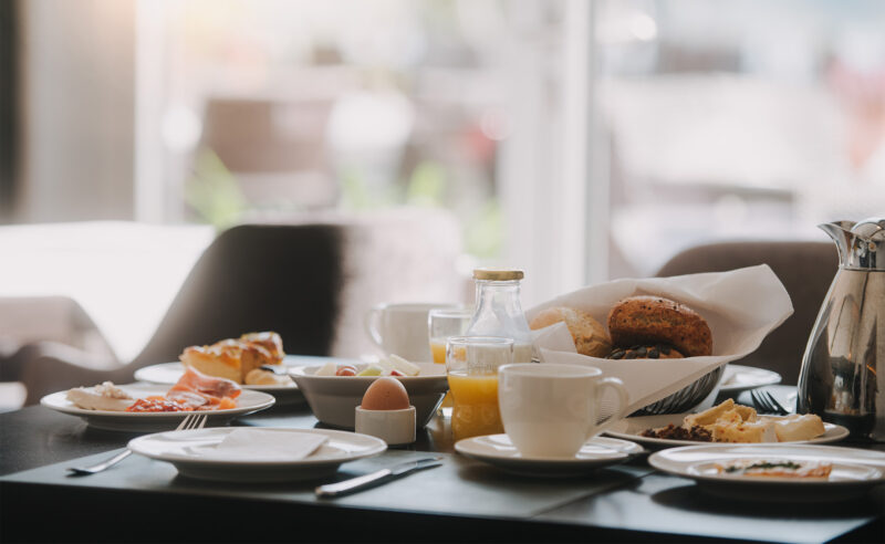 Gedeckter Frühstückstisch im Restaurant Parzival des Resort Mark Brandenburg in Neuruppin.