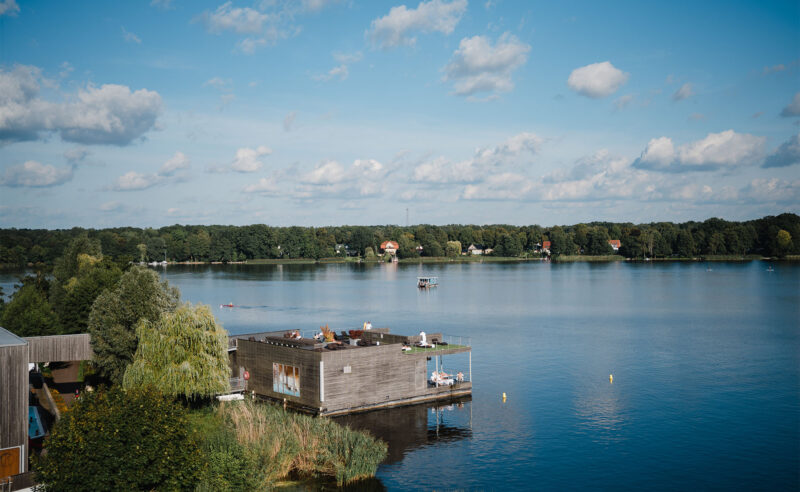 Blick auf die Seesaune der Fontane Therme von einem Balkon des Resort Mark Brandenburg in Neuruppin