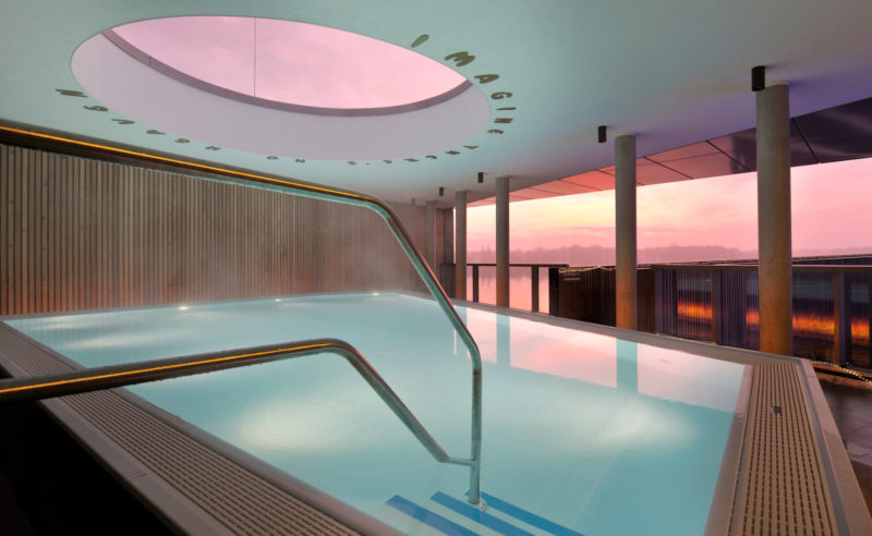 Ein beleuchteter Pool im Hotel Neuruppin