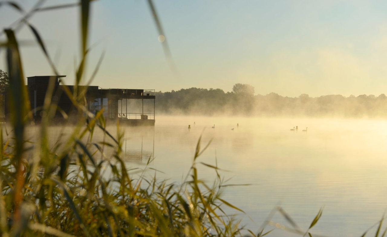 Außenansicht der schwimmenden Seesauna der 'Fontane Therme'