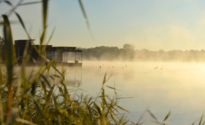 Außenansicht der schwimmenden Seesauna der 'Fontane Therme'