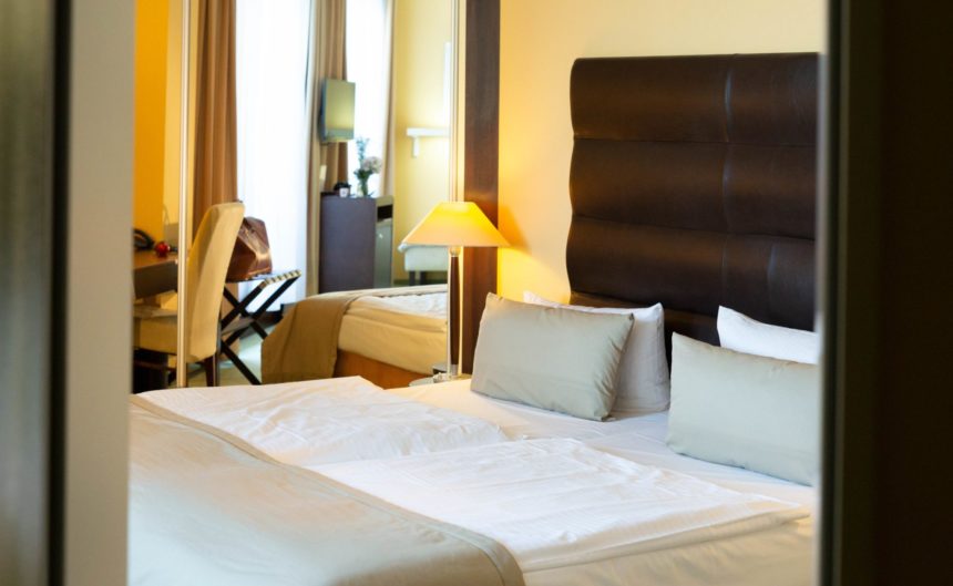 Bett mit vielen Kissen darauf im Superior Zimmer des Hotels Neuruppin