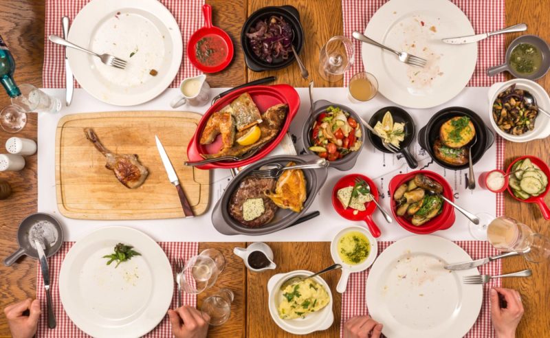Voller Tisch mit verschiedenen Leckereien im Restaurant Seewirtschaft im Tagungshotel Brandenburg.