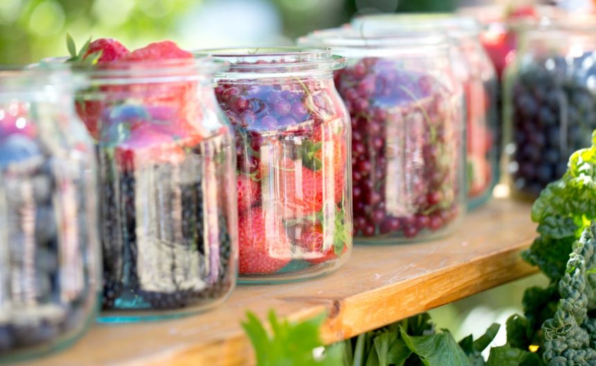 Frische Früchte in großen Gläsern beim Sommerfest des Hotel Neuruppin