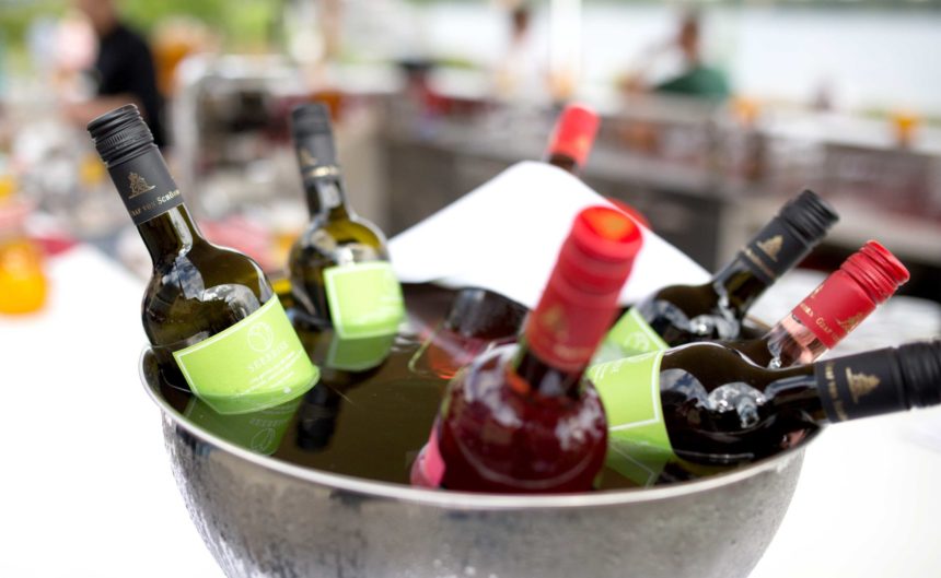 Viele Weinflaschen in einer Schale mit kalten Eiswürfeln beim Sommerfest des Hotel Neuruppin
