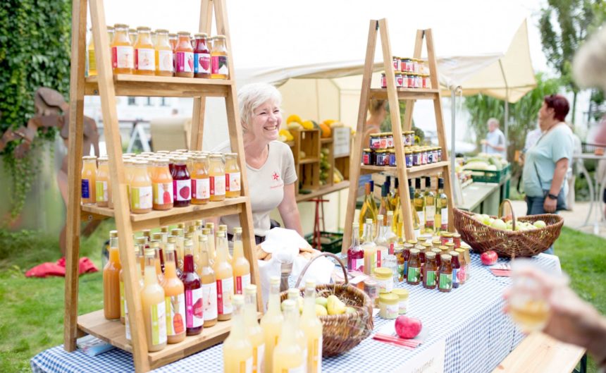 Verkauf von frisch gepressten Saft auf dem Sommerfest des Hotel Neuruppin