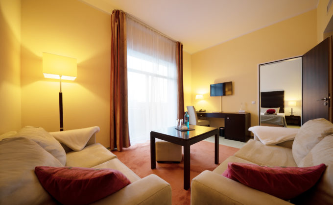Gemütlicher Sitzbereich in der Juniorsuite des Hotel Neuruppin mit zwei Sofas