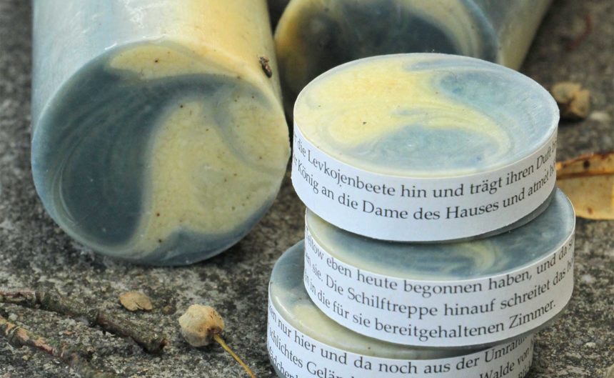 Mehrere Duftkerzen mit Sprüchen darauf