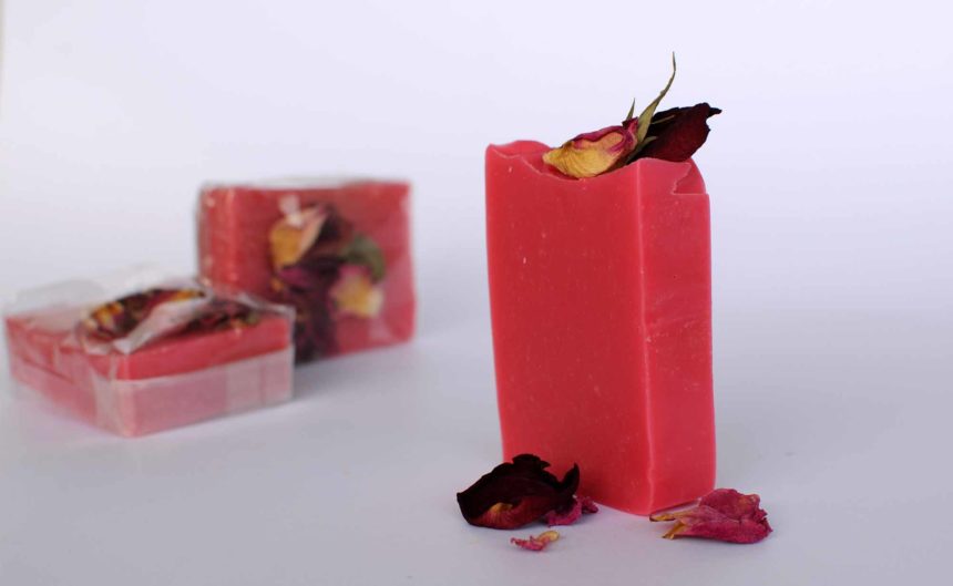 Rosa rote Seife mit getrockneten Blüten darauf und daneben in der Region Neuruppin