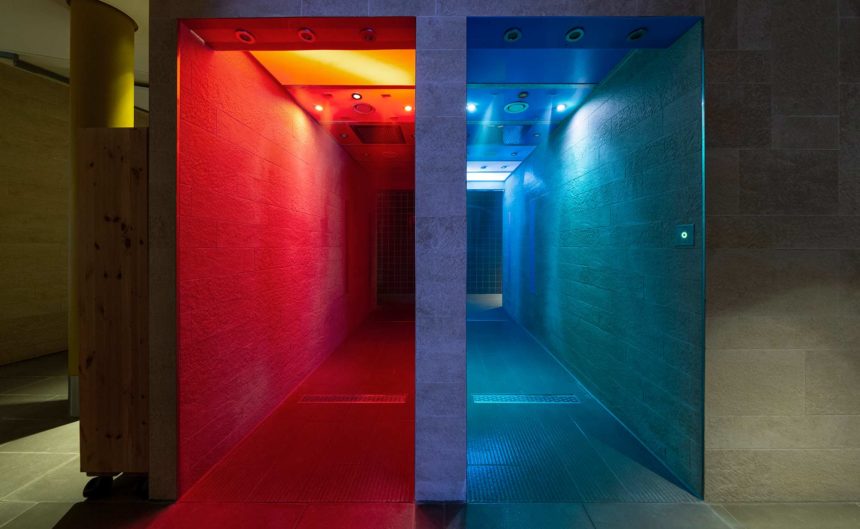 Farbdusche mit wechselnder Temperatur in der Fontane Therme Brandenburg