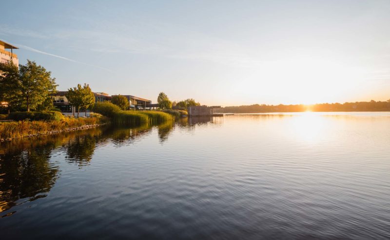 Stimmungsvolle Aufnahme des angrenzenden Ruppiner Sees bei Sonnenuntergang