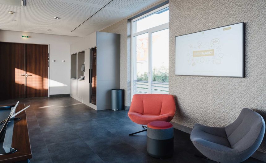 Loungebereich mit Smart-Tv im Tagungshotel Brandenburg