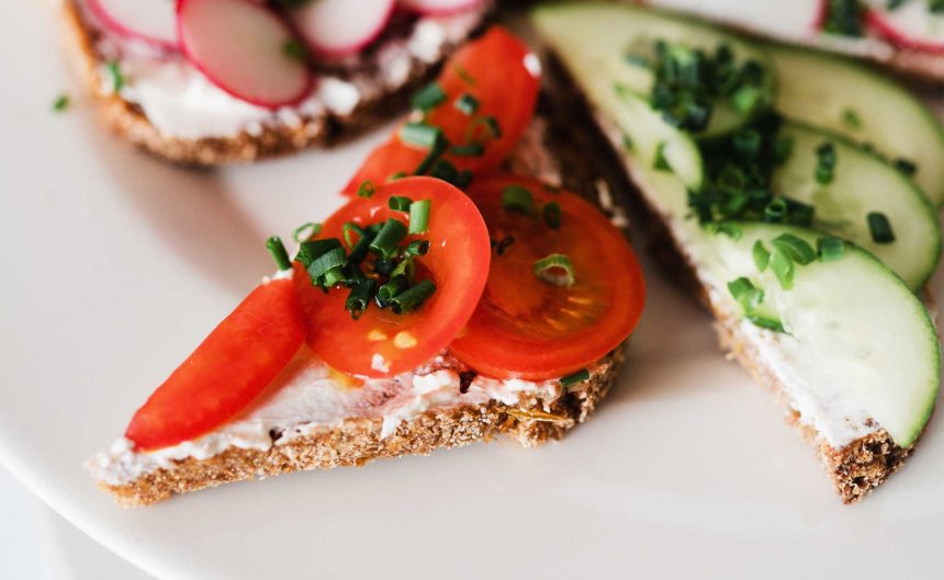 Brötchen mit Gurke und Tomate belegt im Tagungshotel Brandenburg