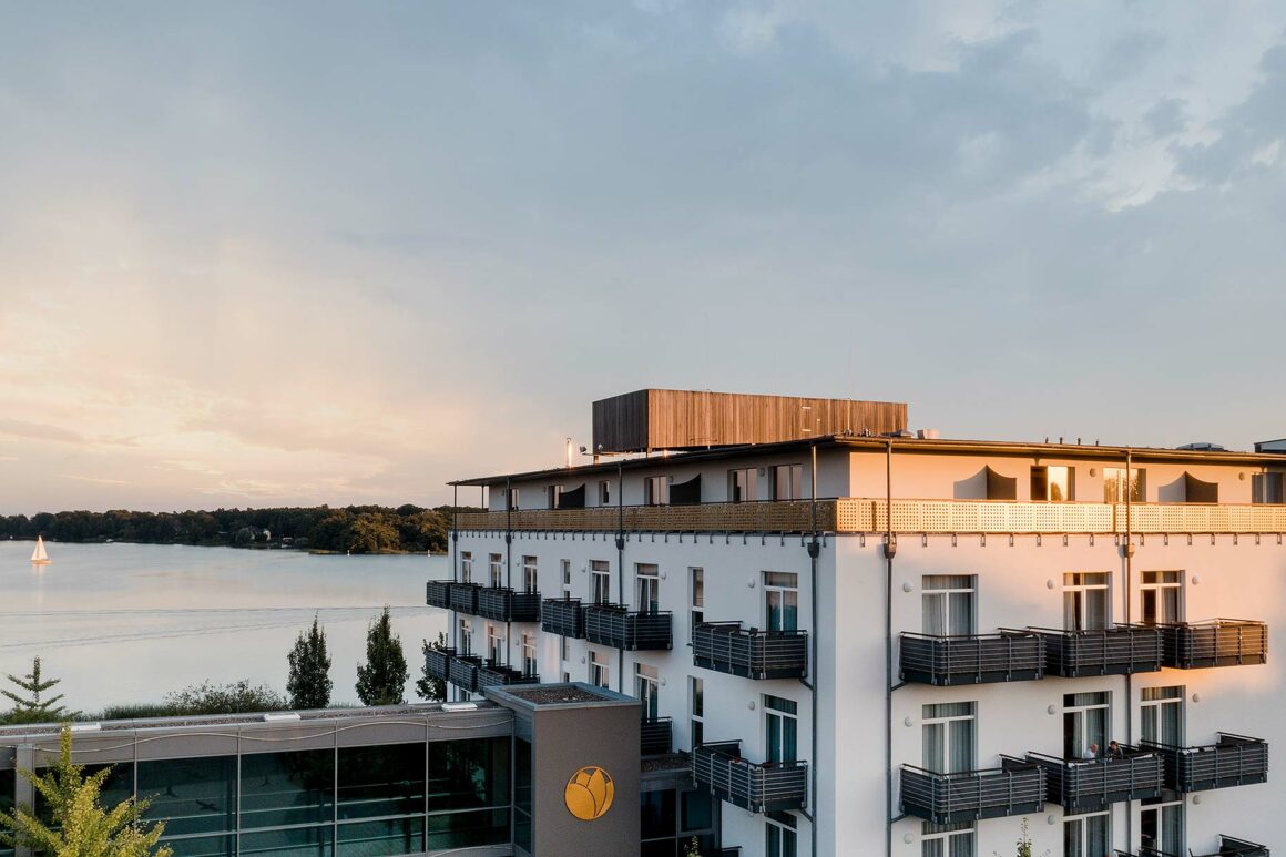 Blick über das Hotel Neuruppin hinweg auf den Ruppiner See